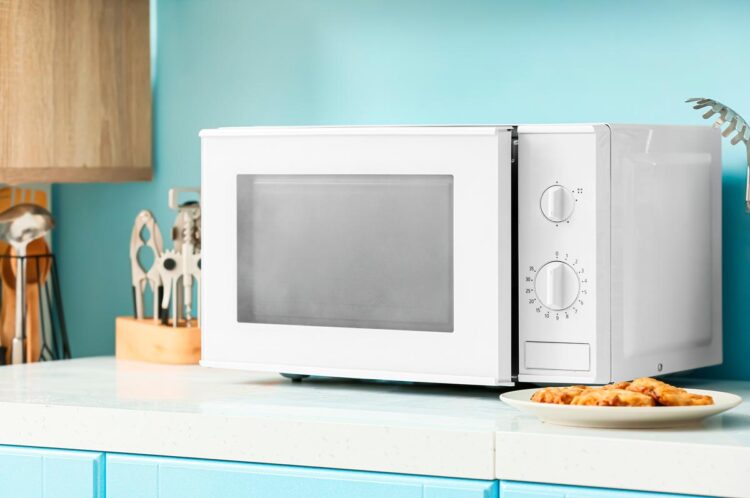 Acha que sabe tudo sobre o seu microondas? A sua utilidade vai muito além do simples aquecimento de alimentos!