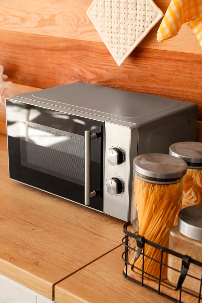 15 usos muito curiosos para o microondas Acha que sabe tudo sobre o seu microondas? A sua utilidade vai muito além do simples aquecimento de alimentos!