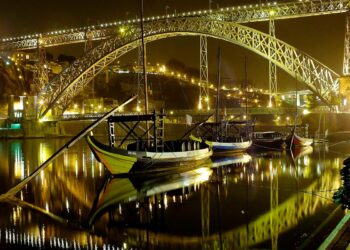A Ponte Luís I é um símbolo da cidade do Porto e uma obra-prima da engenharia e da arte da Invicta.