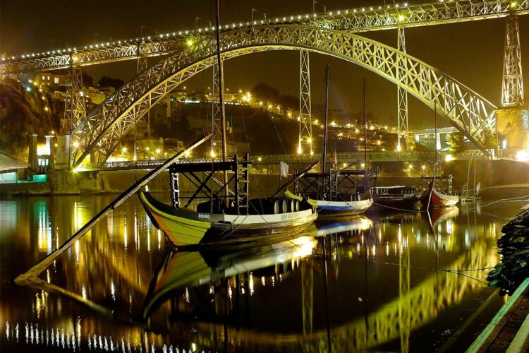 Ponte Luís I: uma das pontes mais bonitas do mundo A Ponte Luís I é um símbolo da cidade do Porto e uma obra-prima da engenharia e da arte da Invicta.