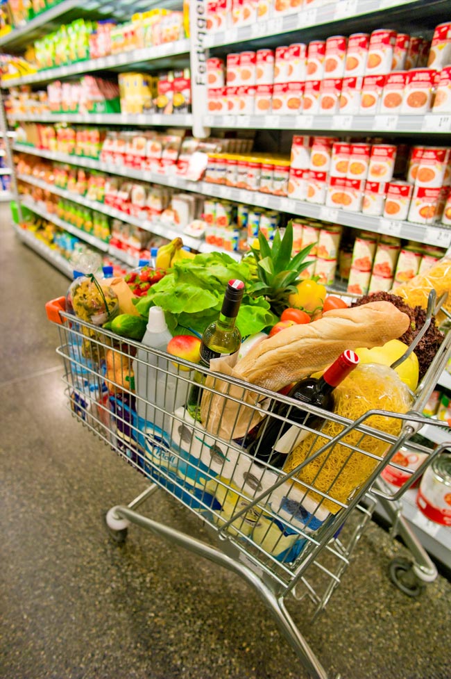 Pense duas vezes! 8 produtos a evitar comprar no supermercado Compre com inteligência! Evite comprar estes 8 produtos no supermercado.