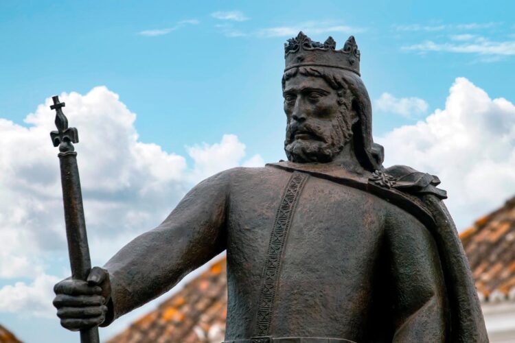 Afinal, D. Afonso Henriques bateu na mãe ou não? A lenda de D. Afonso Henriques agredindo a sua mãe é antiga, mas será que é verdadeira? D. Afonso Henriques bateu na mãe