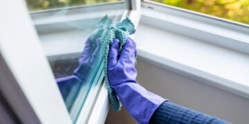 Descubra os segredos para limpar portas e janelas de alumínio de forma profissional. Vamos revelar métodos para manter sua casa a brilhar!