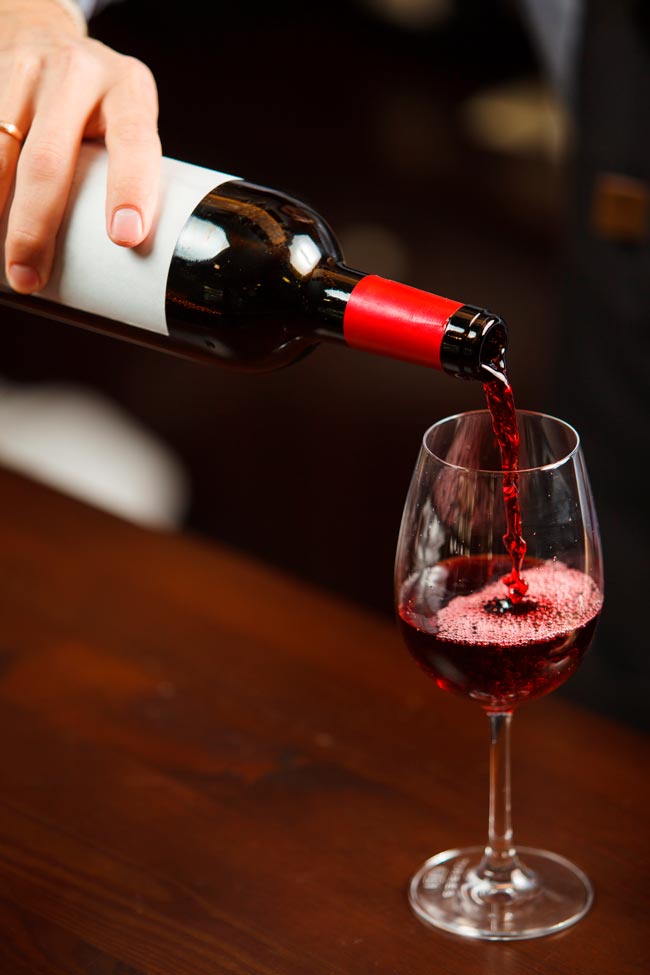 Aprenda a servir vinho na perfeição e deixe todos impressionados Torne-se num anfitrião de excelência no mundo dos vinhos! Aprenda a servir vinho na perfeição e deixe todos impressionados