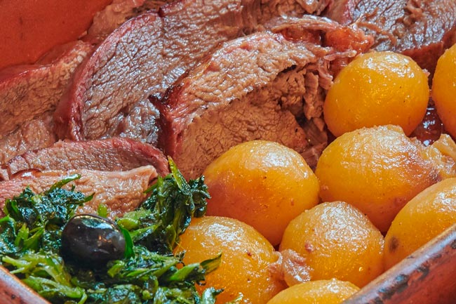 Aprenda a temperar vitela para assar e deixe-a irresistível! Prepare-se para os elogios com uma vitela assada que vai encantar toda a gente.