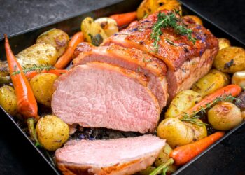 Assar é uma das melhores maneiras de preparar carne de porco, permitindo que fique suculenta e saborosa.