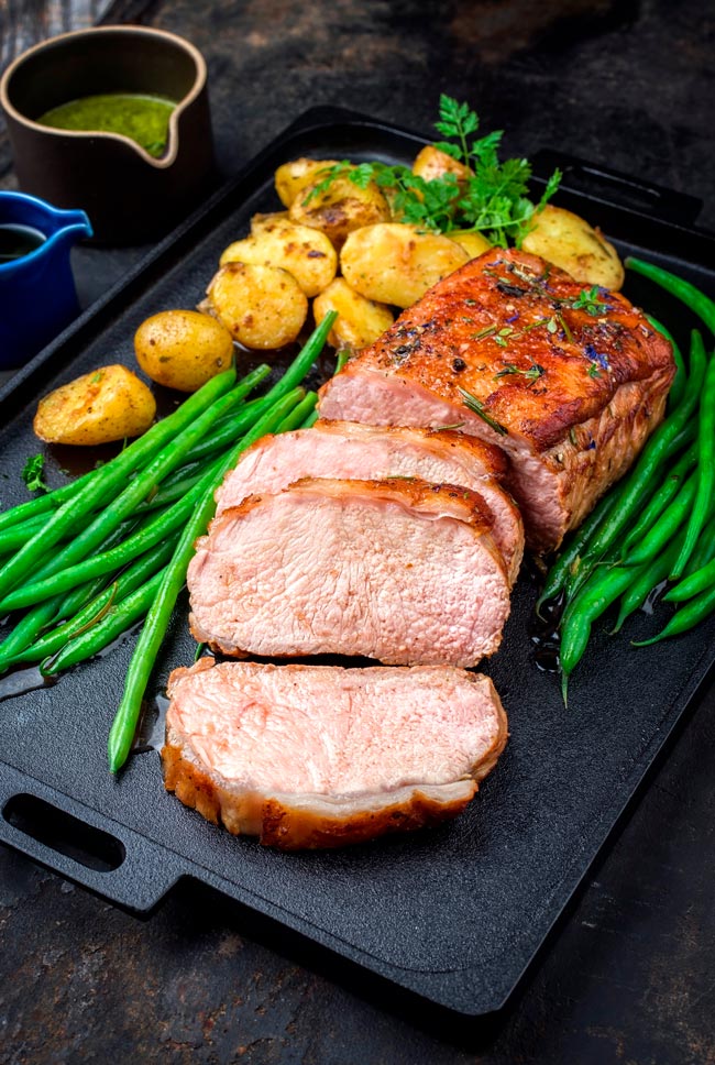 Como assar carne de porco na perfeição Assar é uma das melhores maneiras de preparar carne de porco, permitindo que fique suculenta e saborosa.