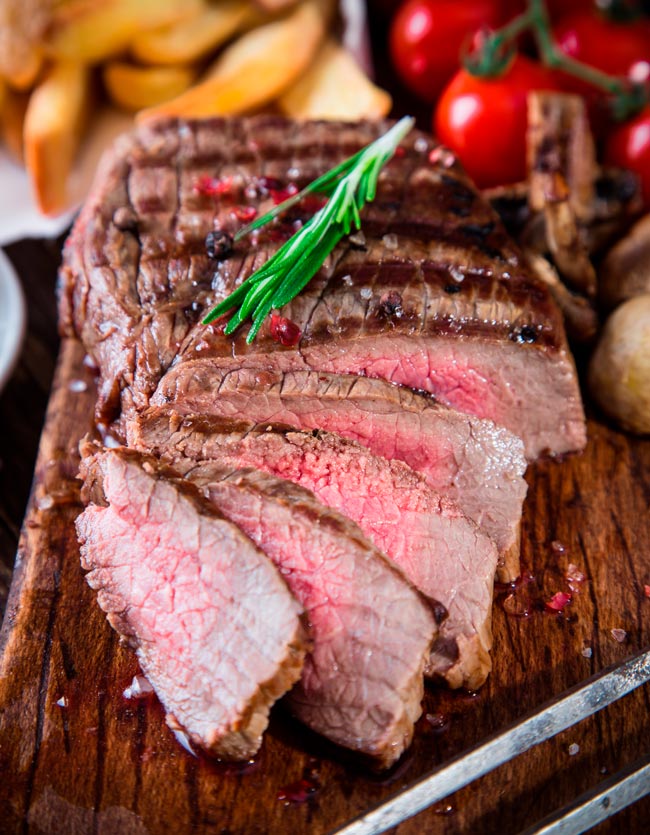 Como cozinhar carne assada e deixá-la macia e suculenta Aprenda todos os passos essenciais para garantir que a sua carne assada seja uma experiência gastronómica irresistível.