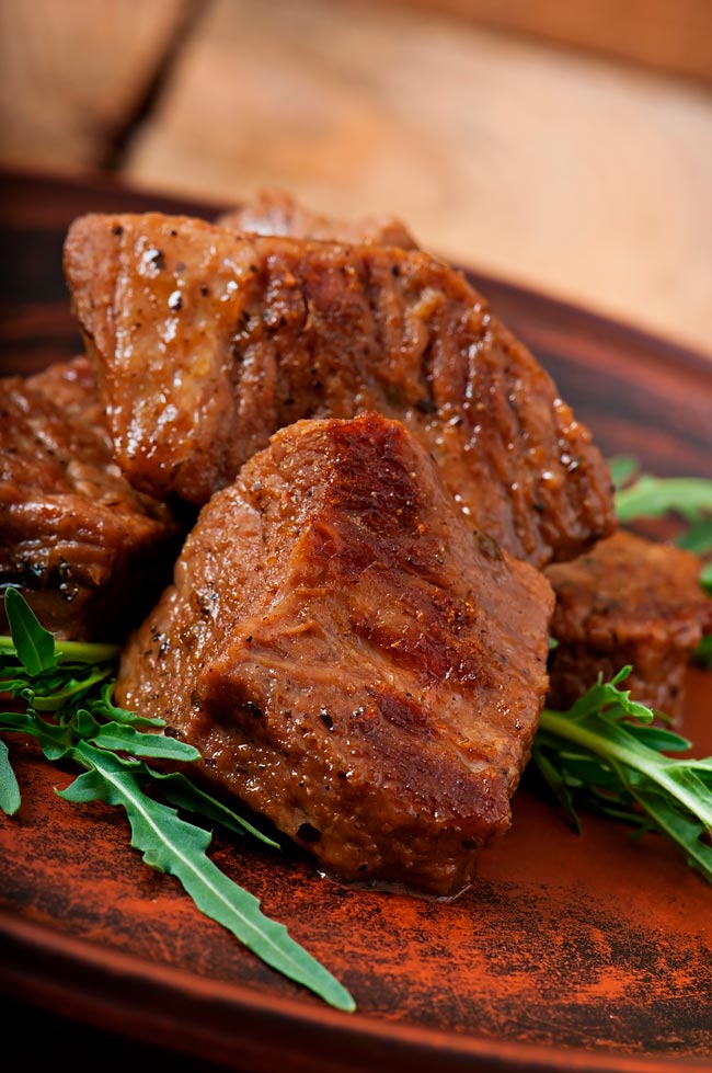 Como cozinhar carne assada na perfeição Confira algumas técnicas que podem ajudar a preparar a carne assada perfeita.