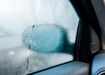 Como desembaciar os vidros do carro de forma rápida, eficaz e segura