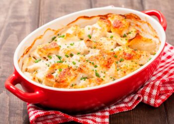 Como fazer bacalhau gratinado na perfeição. Aprenda todos os segredos para preparar este prato clássico de forma perfeita.