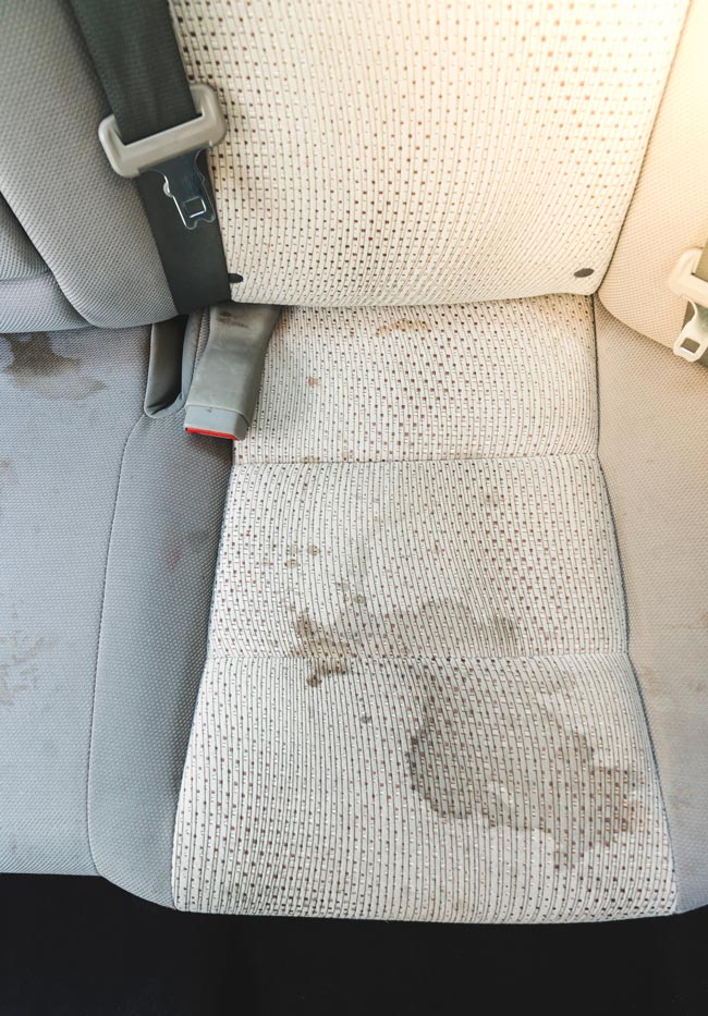 Como fazer uma limpeza eficiente nos estofos do carro Saiba como manter o interior do seu veículo com aspeto de novo.