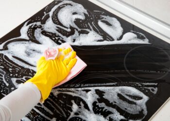 Como limpar a placa vitrocerâmica na perfeição. Siga os nossos métodos e aprenda a limpar a placa vitrocerâmica como um profissional!