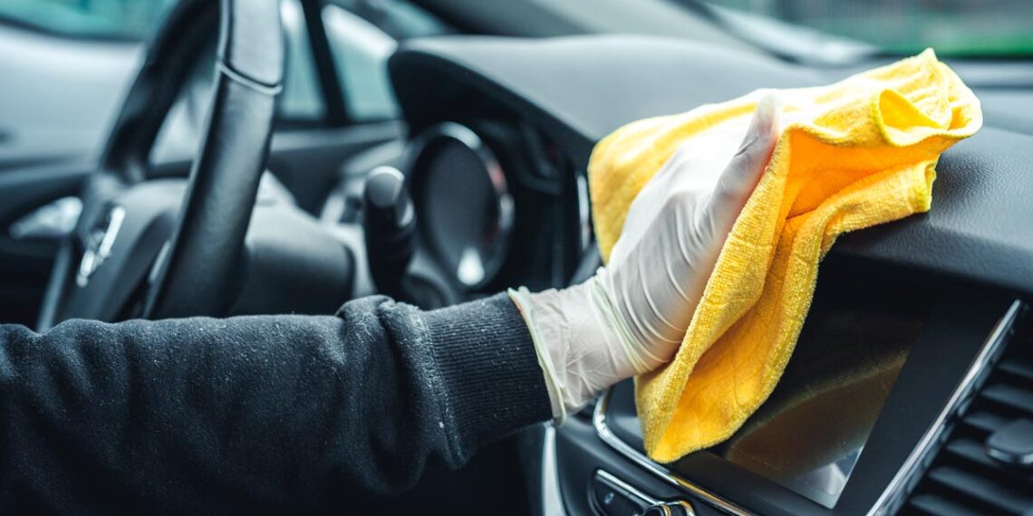 Como limpar os plásticos do carro e deixá-los como novos