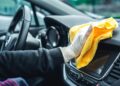 Como limpar os plásticos do carro e deixá-los como novos