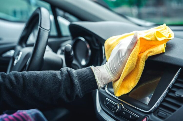 Aprenda a limpar os plásticos do carro como um profissional e restaure o brilho do seu veículo!