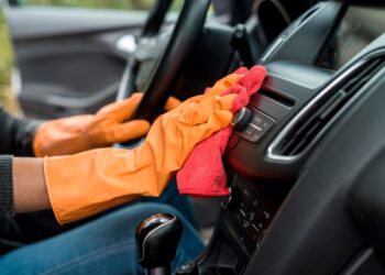 Dicas valiosas para deixar os plásticos do seu carro como novos.