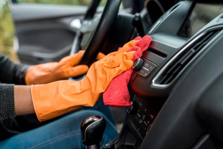Dicas valiosas para deixar os plásticos do seu carro como novos.