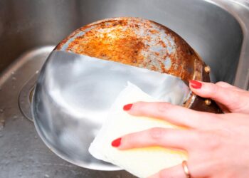 Limpar tachos queimados nunca foi tão fácil! Siga as nossas orientações e recupere os seus utensílios de cozinha com eficiência.