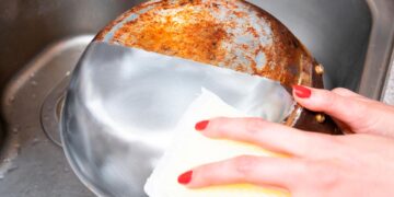 Limpar tachos queimados nunca foi tão fácil! Siga as nossas orientações e recupere os seus utensílios de cozinha com eficiência.