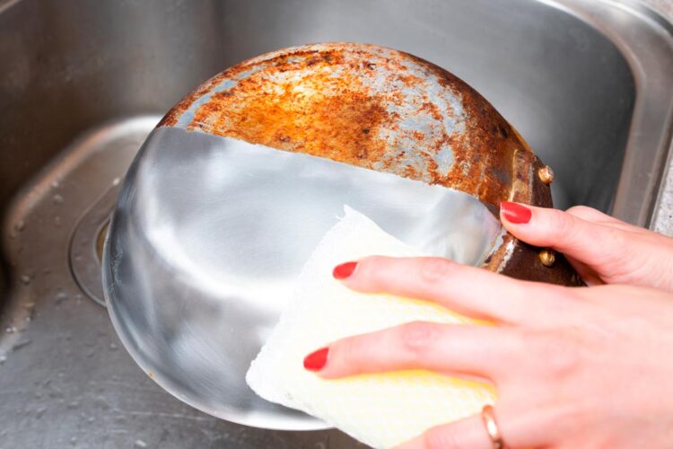 Limpar tachos queimados nunca foi tão fácil! Siga as nossas orientações e recupere os seus utensílios de cozinha com eficiência.