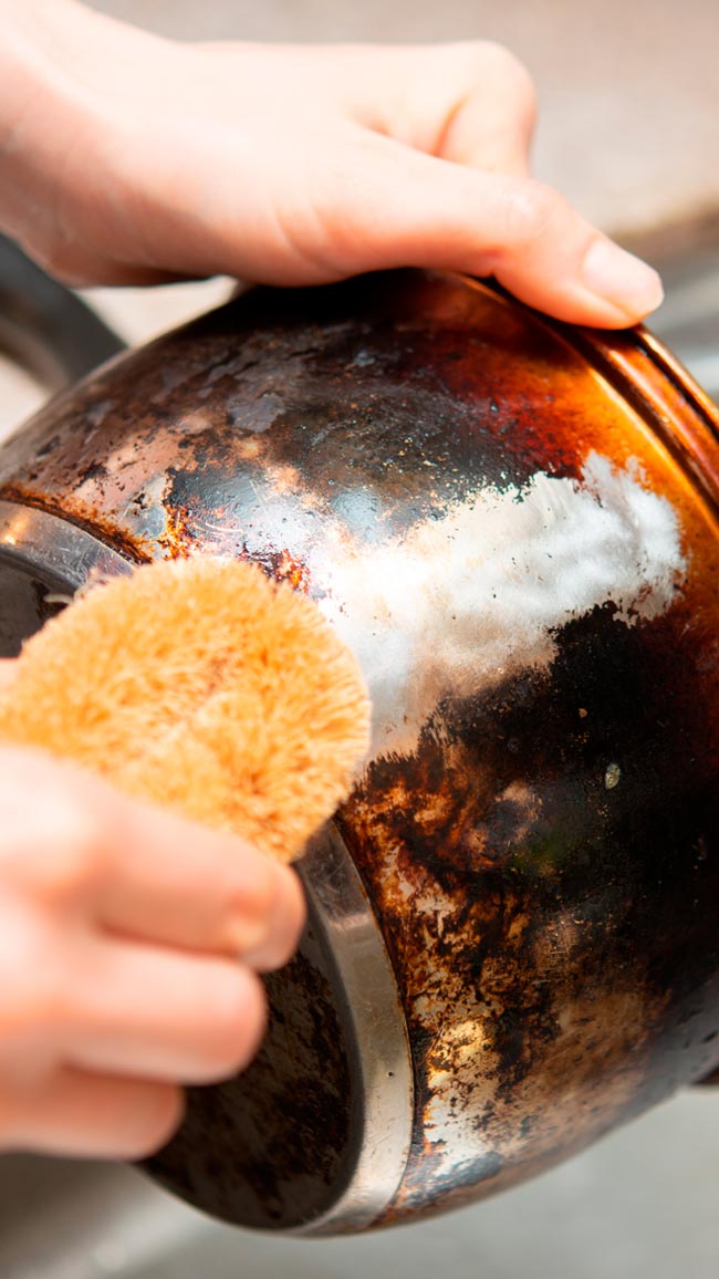 Como limpar tachos queimados fácil e eficazmente Limpar tachos queimados nunca foi tão fácil! Siga as nossas orientações e recupere os seus utensílios de cozinha com eficiência.