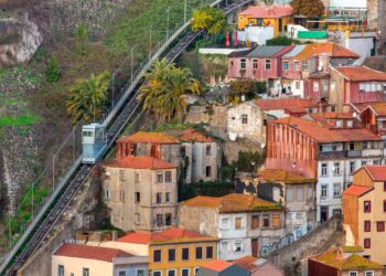 Este símbolo da cidade do Porto é uma joia histórica que nos faz viajar no tempo.