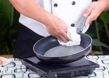 Mantenha os seus utensílios antiaderentes impecáveis sem danificar o seu revestimento.