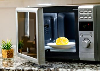 Mantenha o seu microondas brilhante com os nossos métodos fáceis de limpeza!
