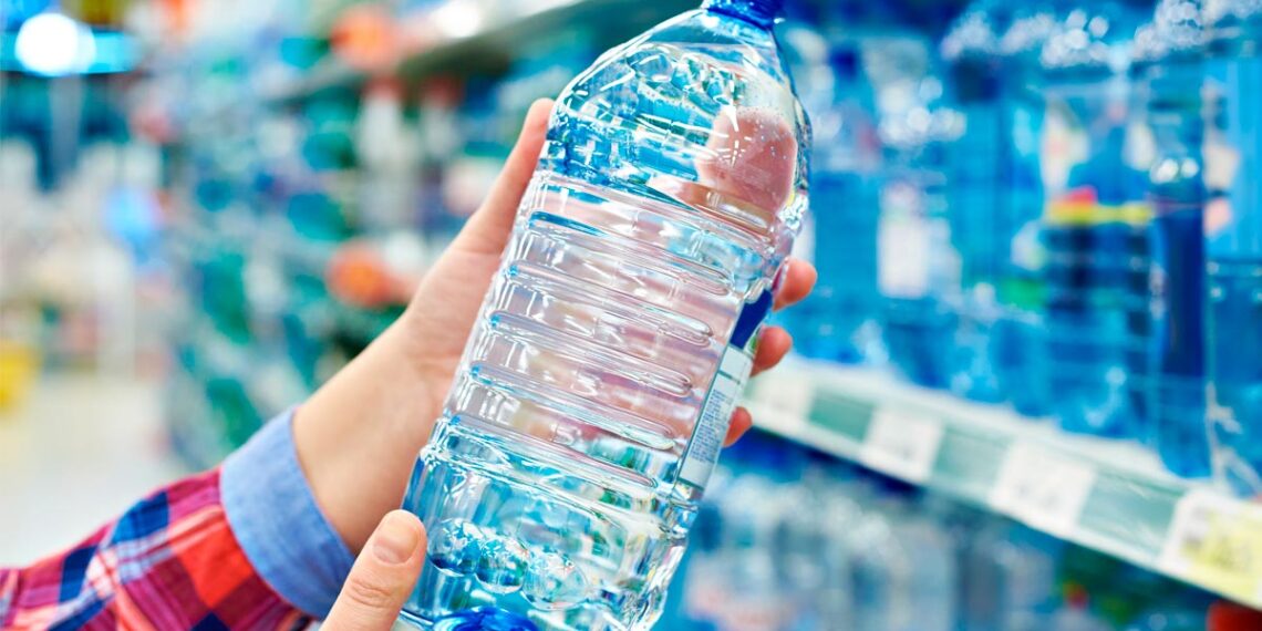 Não gaste dinheiro em água engarrafada no supermercado