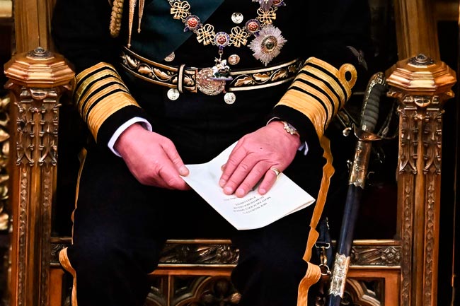 O Rei Carlos III tem dedos de salsicha. Por que será? A história e as teorias por trás dos dedos de salsicha do rei Carlos III.