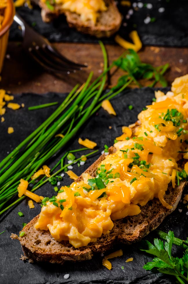 Ovos mexidos cremosos: a fórmula mágica para o sucesso Aprenda os segredos para ovos mexidos cremosos perfeitos.