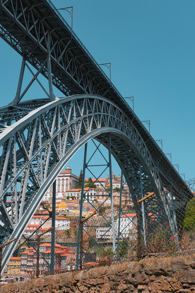Ponte Luís I: uma das pontes mais bonitas do mundo A Ponte Luís I é um símbolo da cidade do Porto e uma obra-prima da engenharia e da arte da Invicta.
