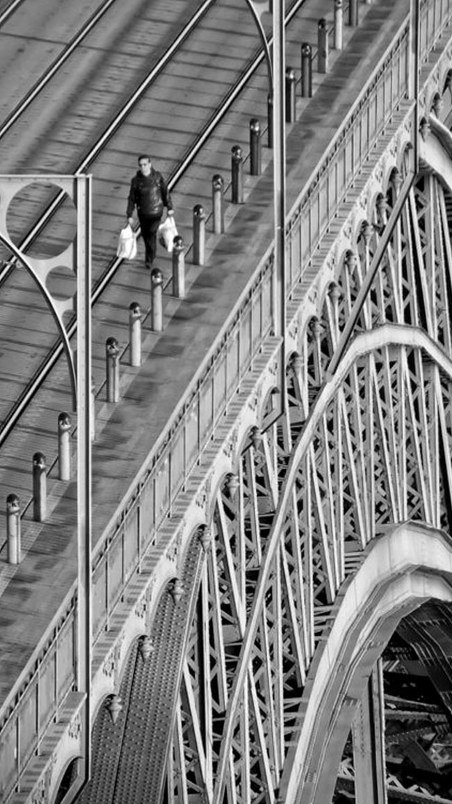 Ponte Luís I: uma das pontes mais bonitas do mundo A Ponte Luís I é um símbolo da cidade do Porto e uma obra-prima da engenharia e da arte da Invicta.