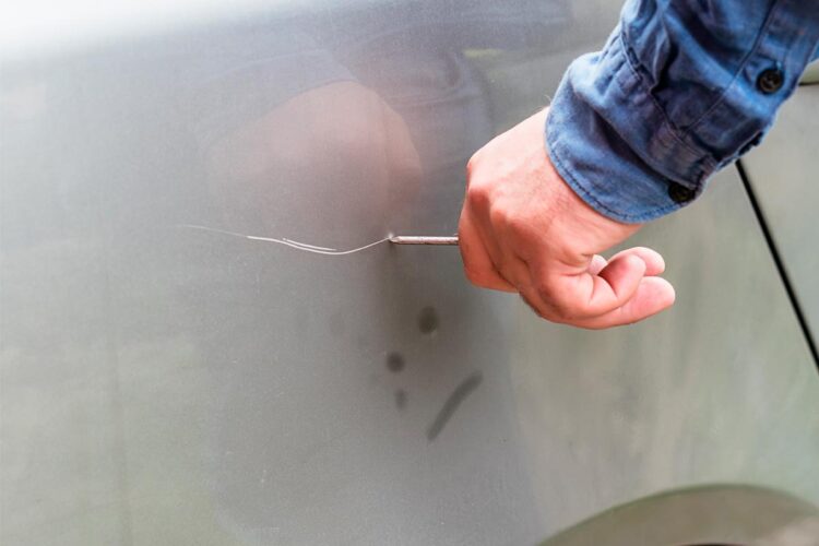 Aprenda a remover os riscos no seu carro como um profissional!