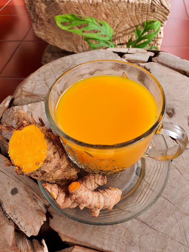 Saiba o que acontece se todas as manhãs beber água de açafrão Descubra como esta bebida pode transformar o seu dia!