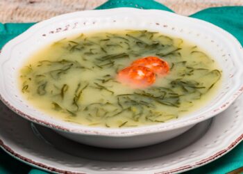 Uma sopa reconfortante que aquece o corpo e a alma. receitas de Caldo Verde