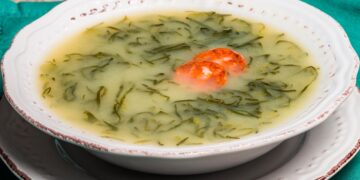 Uma sopa reconfortante que aquece o corpo e a alma. receitas de Caldo Verde