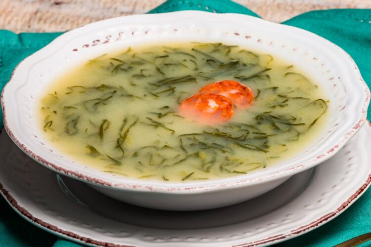3 receitas de Caldo Verde: a sopa portuguesa que conquista corações Uma sopa reconfortante que aquece o corpo e a alma. receitas de Caldo Verde