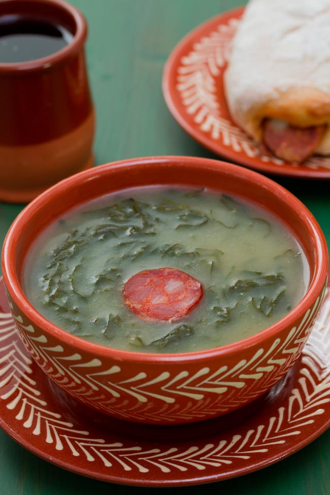 3 receitas de Caldo Verde: a sopa portuguesa que conquista corações Uma sopa reconfortante que aquece o corpo e a alma. receitas de Caldo Verde