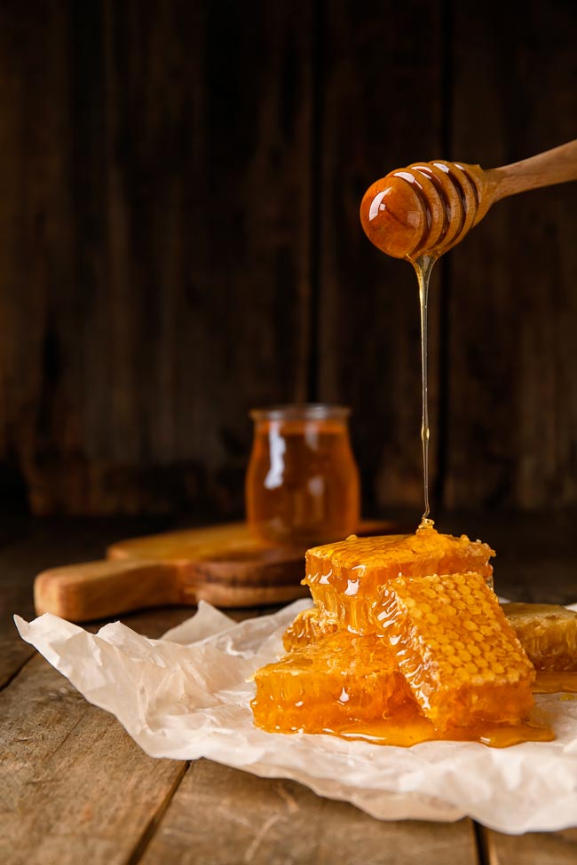 7 usos do mel surpreendentes Descubra como o mel pode ir muito além da sua utilização culinária. 7 usos do mel surpreendentes