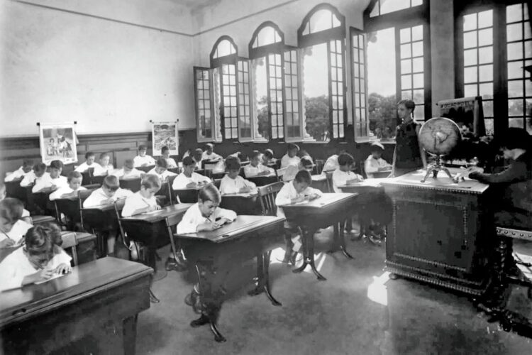 Aprendíamos com giz e ardósia, cultivando o respeito e a disciplina entre professores e alunos. Escola Primária de antigamente
