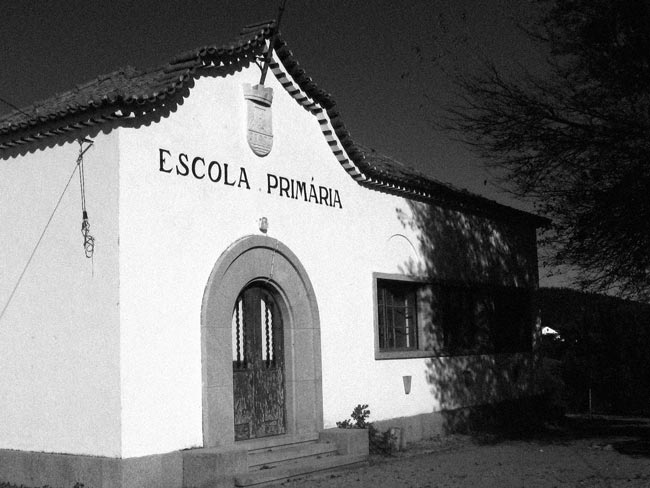 A Escola Primária de antigamente Aprendíamos com giz e ardósia, cultivando o respeito e a disciplina entre professores e alunos. Escola Primária de antigamente