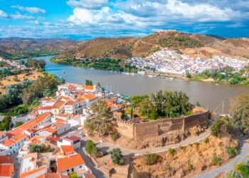 Conheça a beleza e a história destas duas localidades que se olham, geminadas, como se tivessem um espelho à sua frente. Alcoutim e Sanlúcar de Guadiana