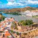 Conheça a beleza e a história destas duas localidades que se olham, geminadas, como se tivessem um espelho à sua frente. Alcoutim e Sanlúcar de Guadiana