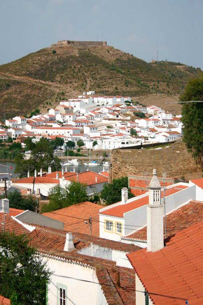 Alcoutim e Sanlúcar de Guadiana, dois povos unidos por um rio Conheça a beleza e a história destas duas localidades que se olham, geminadas, como se tivessem um espelho à sua frente. Alcoutim e Sanlúcar de Guadiana