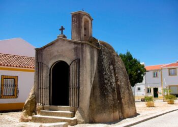 Esta construção religiosa é um dos templos mais estranhos de Portugal. Anta de Pavia