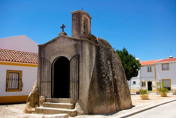 Esta construção religiosa é um dos templos mais estranhos de Portugal. Anta de Pavia