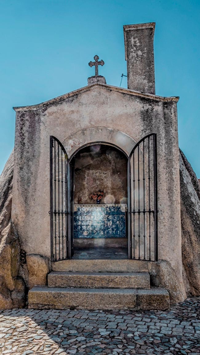 Anta de Pavia: uma construção estranha no Alentejo Esta construção religiosa é um dos templos mais estranhos de Portugal. Anta de Pavia