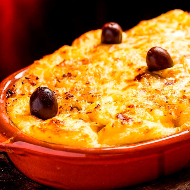 Aprenda a fazer Bacalhau à Zé do Pipo tradicional Descubra como preparar este clássica refeição que evoca memórias e tradição.
